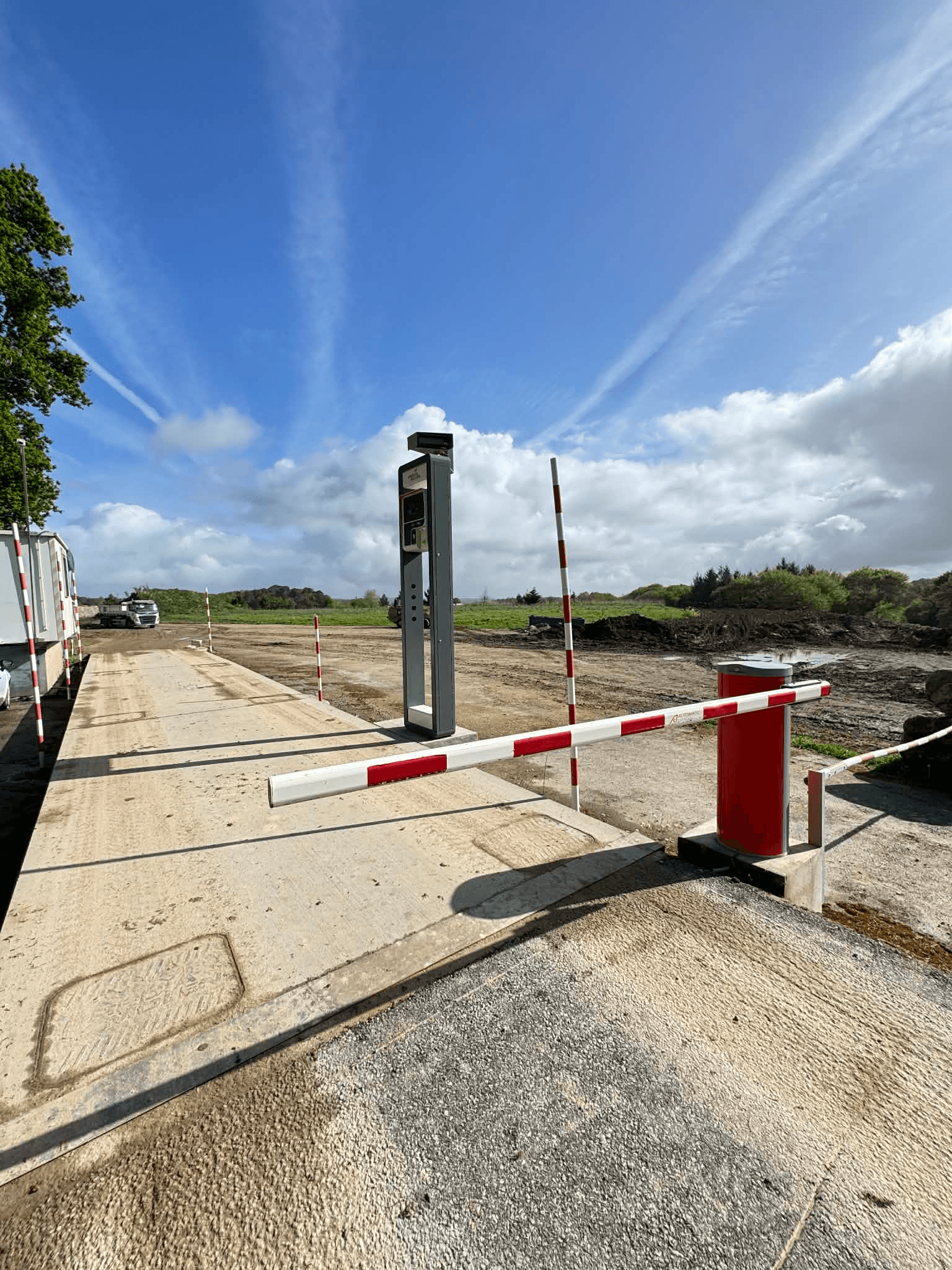 Borne de pesage à l'entrée du site.